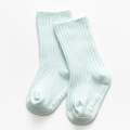 2020 Großhandel Baby gestreift Herbst warme Socken reine Farbe süße Socken